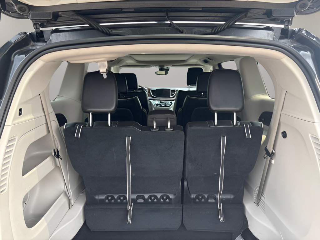 Used 2023 Chrysler Pacifica Limited FWD image 7