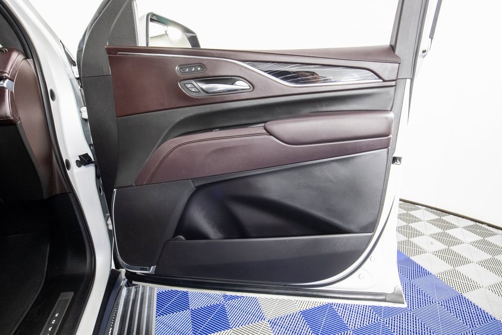 Used 2023 Cadillac Escalade V w/ LPO, ONYX Package image 21