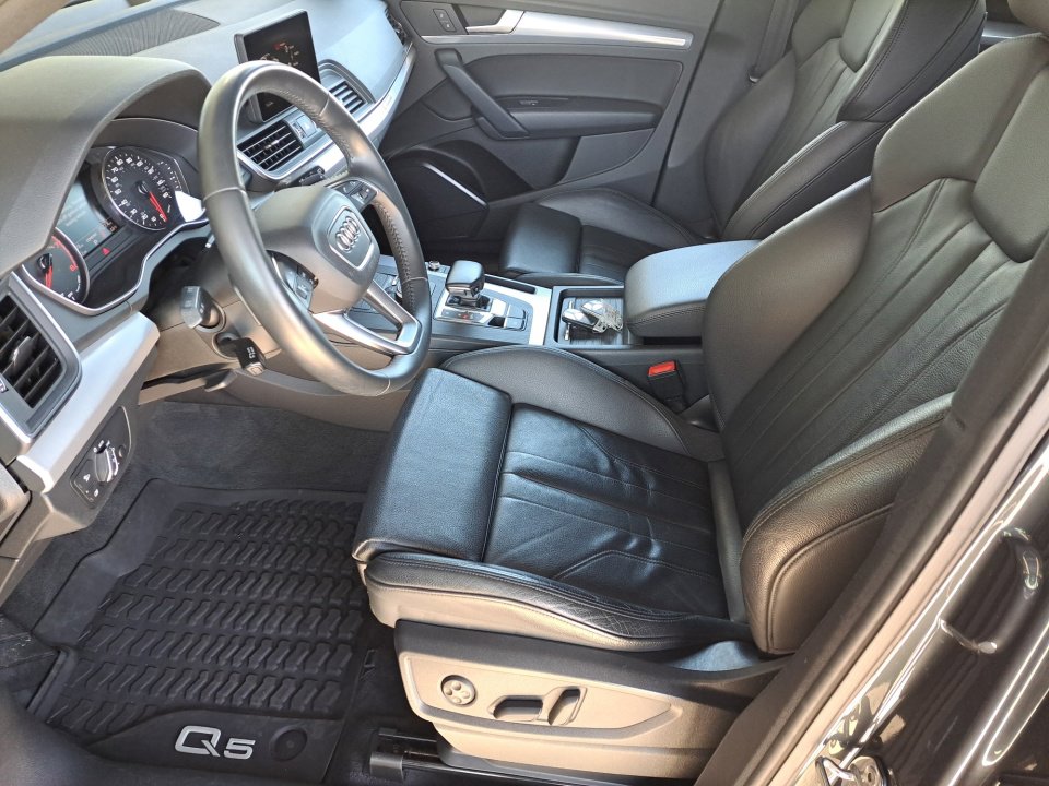 Used 2020 Audi Q5 2.0T Premium w/ Titanium Sport Package image 9