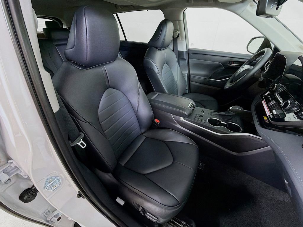 New 2026 Toyota Highlander XLE image 25