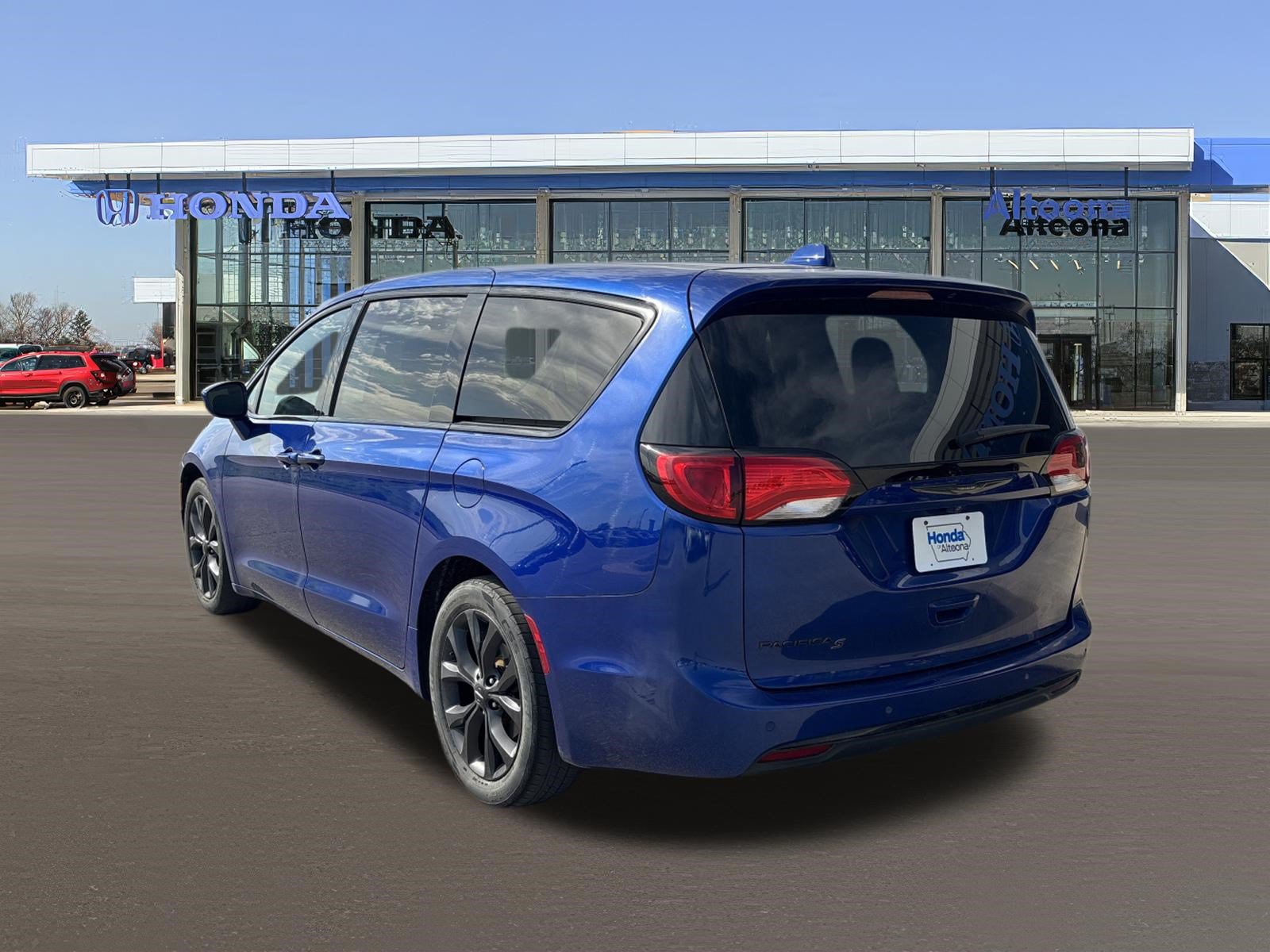 Used 2020 Chrysler Pacifica Touring w/ S Appearance Package FWD image 3