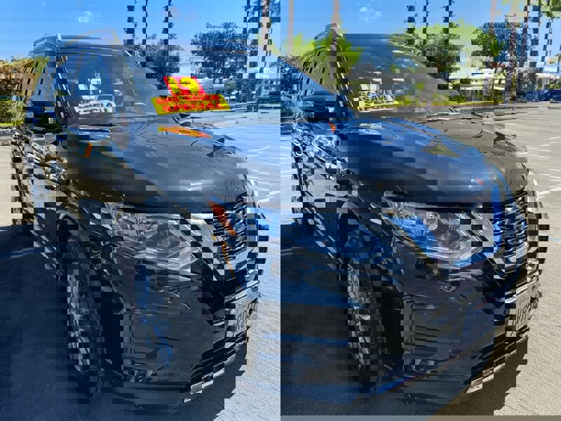 Used 2019 Nissan Rogue SV image 1