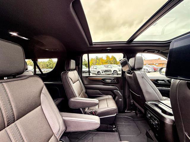 Used 2025 Chevrolet Suburban High Country AWD/4WD image 29