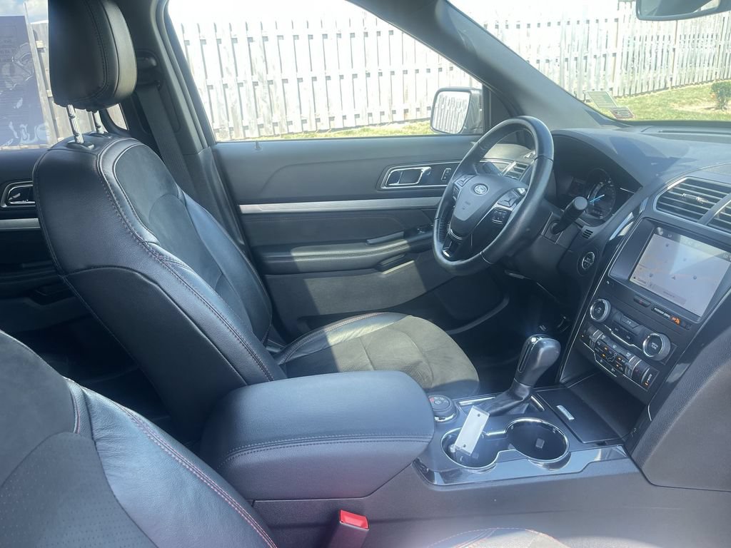 Used 2019 Ford Explorer XLT w/ Equipment Group 202A AWD/4WD image 43