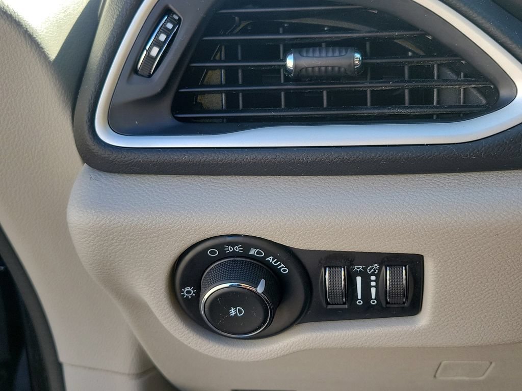 Used 2023 Chrysler Pacifica Touring-L FWD image 25