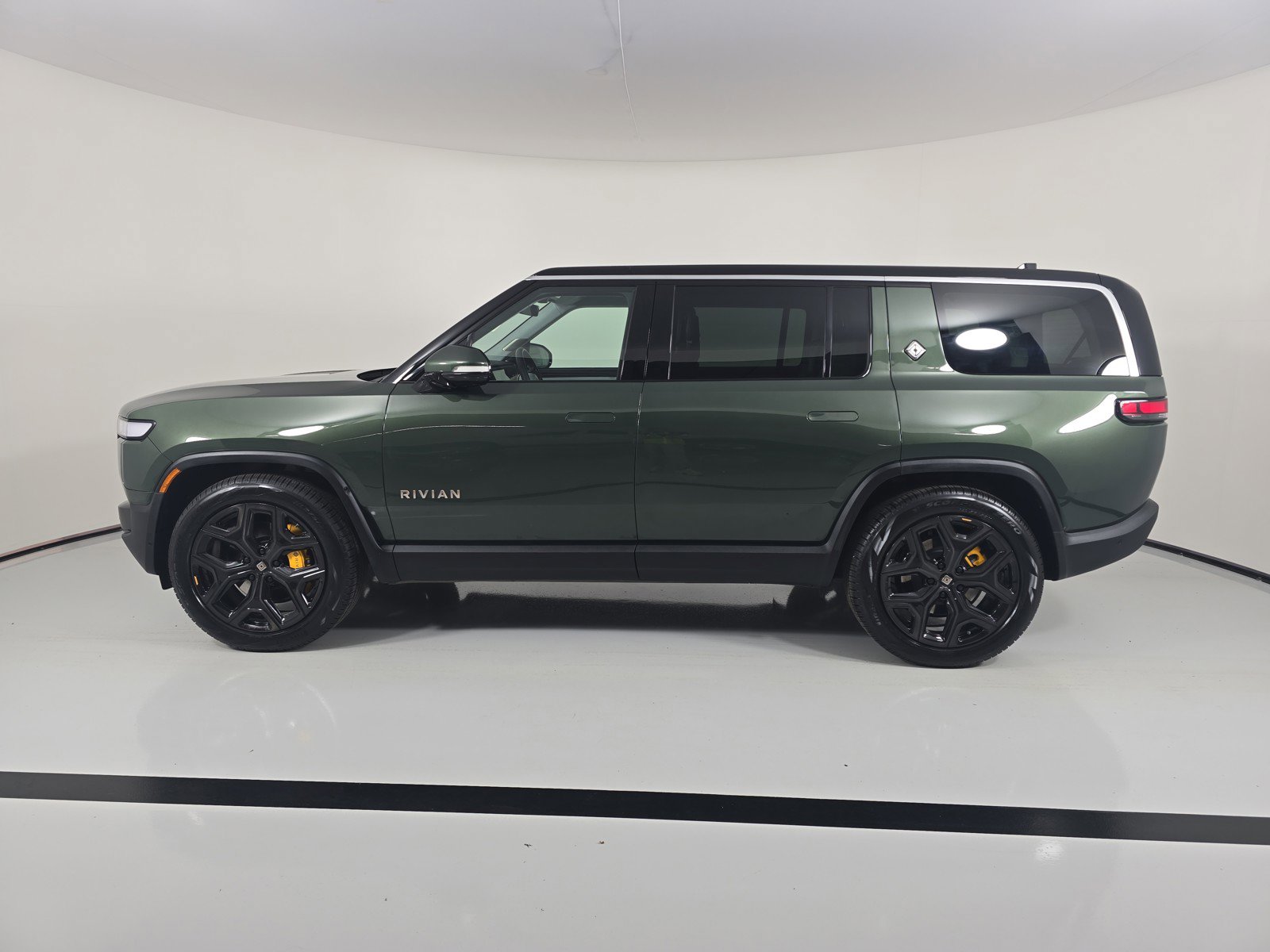 Used 2024 Rivian R1S Adventure AWD/4WD image 2