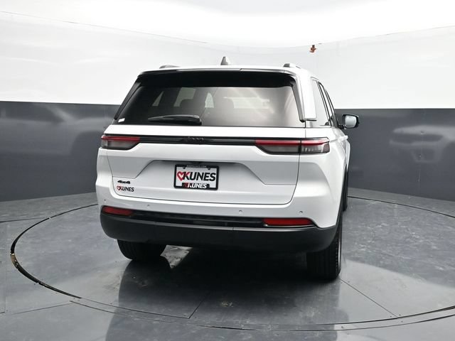 Used 2025 Jeep Grand Cherokee Altitude AWD/4WD image 8