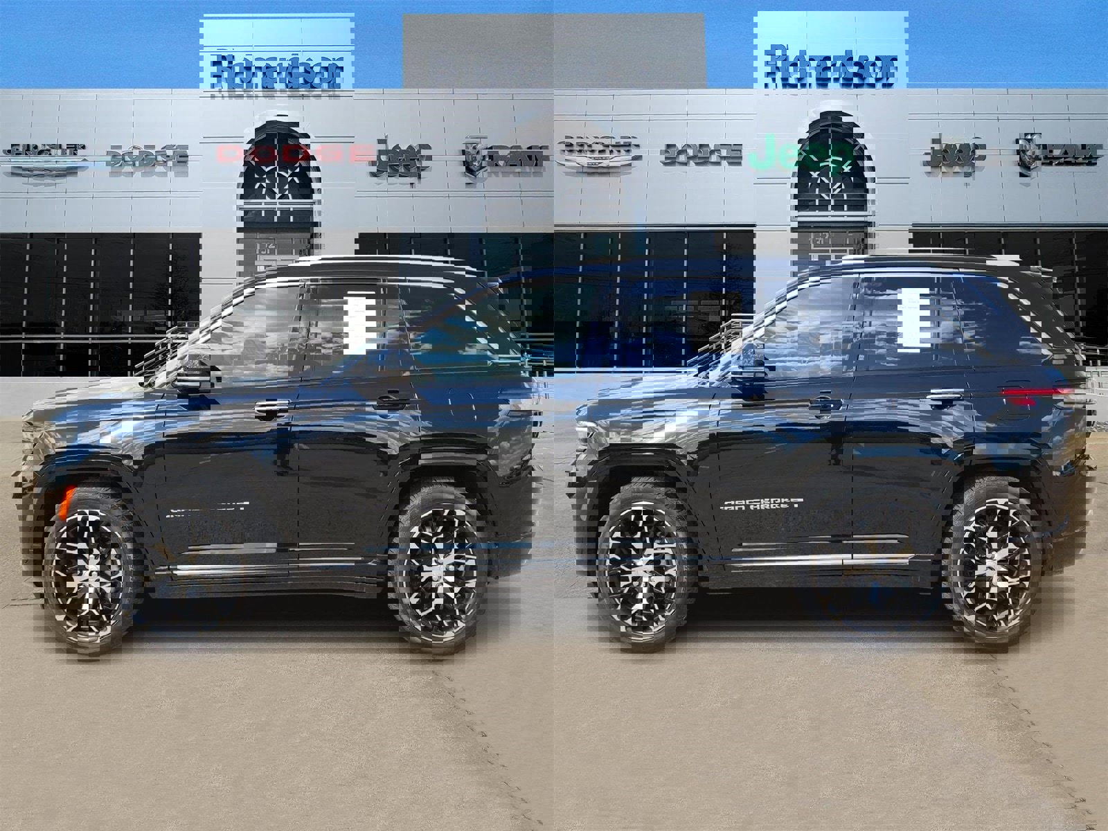 Certified 2023 Jeep Grand Cherokee Summit image 3