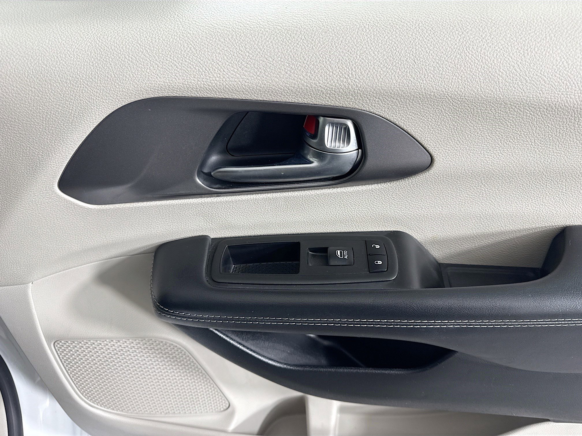 Used 2023 Chrysler Pacifica Touring-L image 31