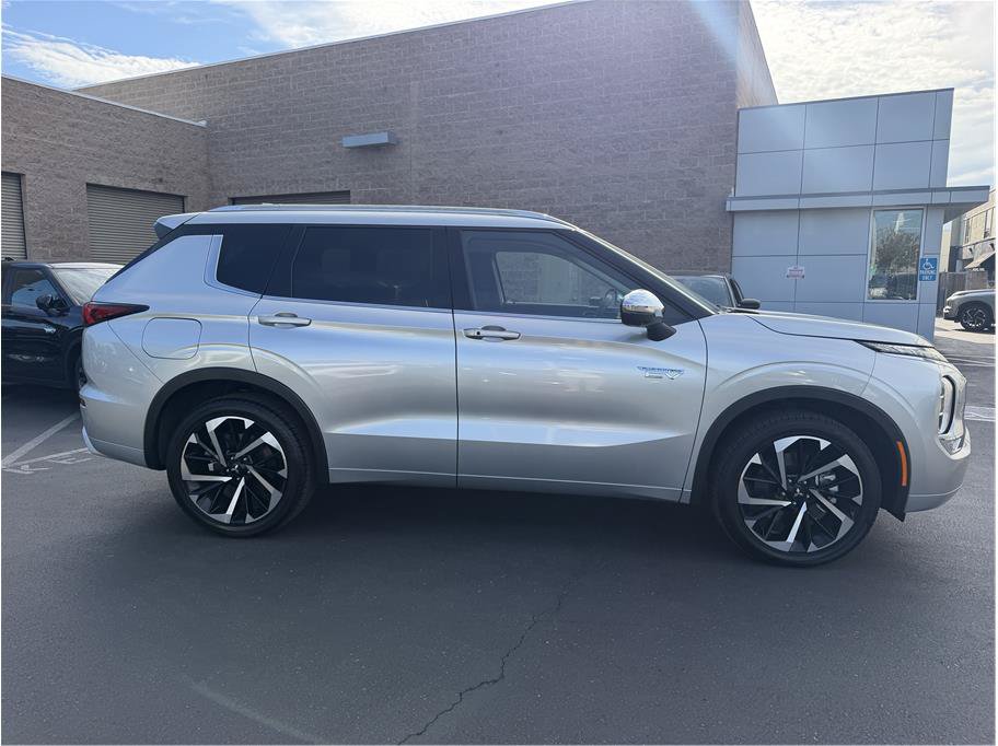 Used 2025 Mitsubishi Outlander 4WD Plug-In Hybrid image 4