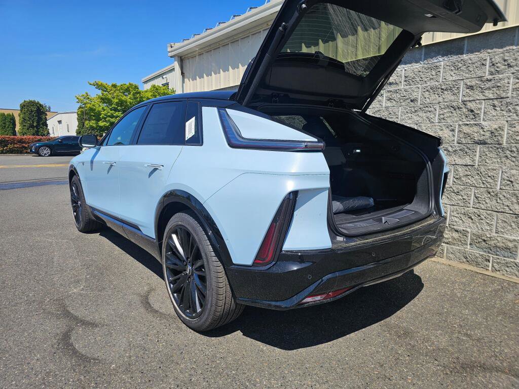 New 2026 Cadillac Lyriq Signature Sport w/ LPO, ONYX Package AWD/4WD image 7