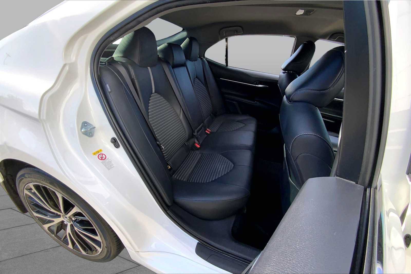 Used 2018 Toyota Camry SE FWD image 17