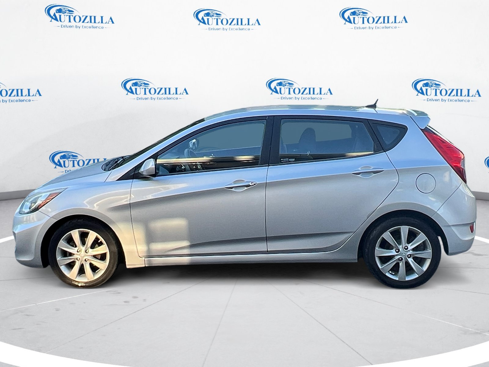 Used 2012 Hyundai Accent SE FWD image 2