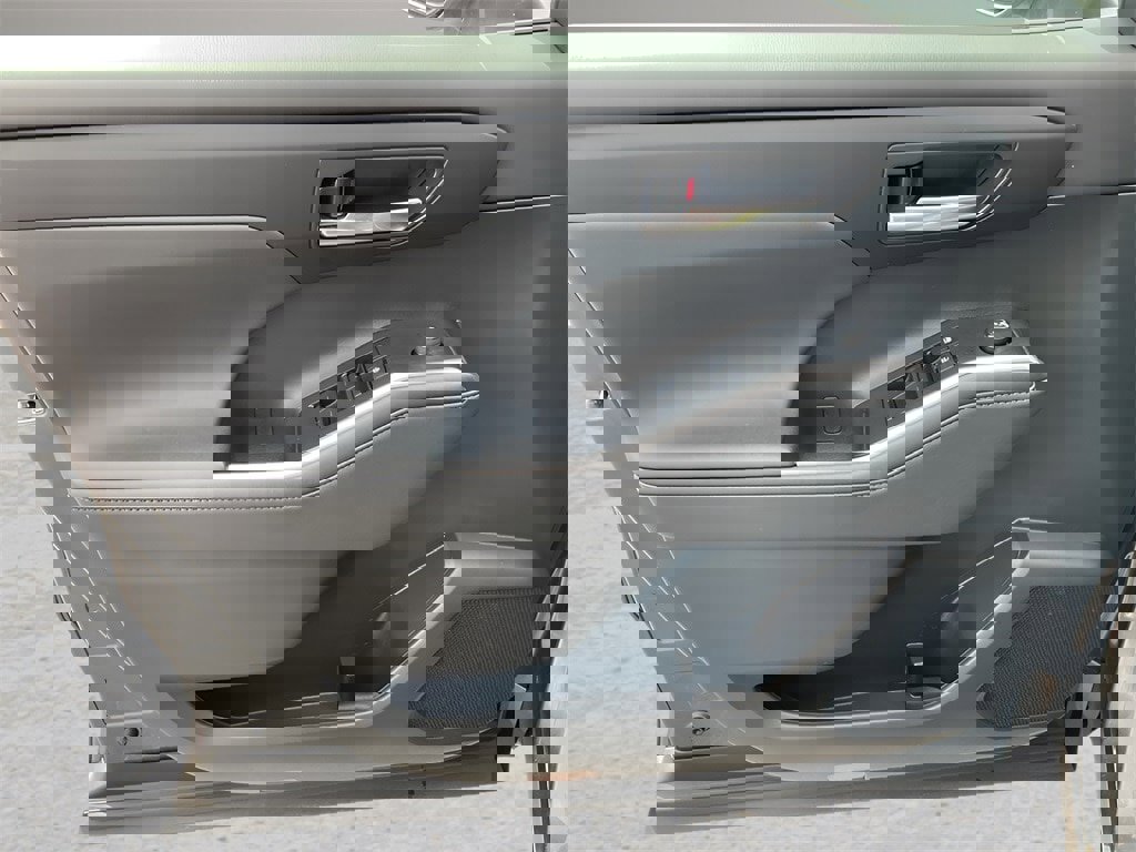 Used 2024 Toyota Highlander XLE image 3