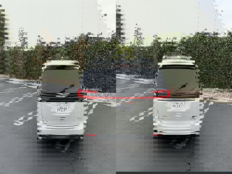 Used 2021 Chrysler Pacifica Touring-L image 8