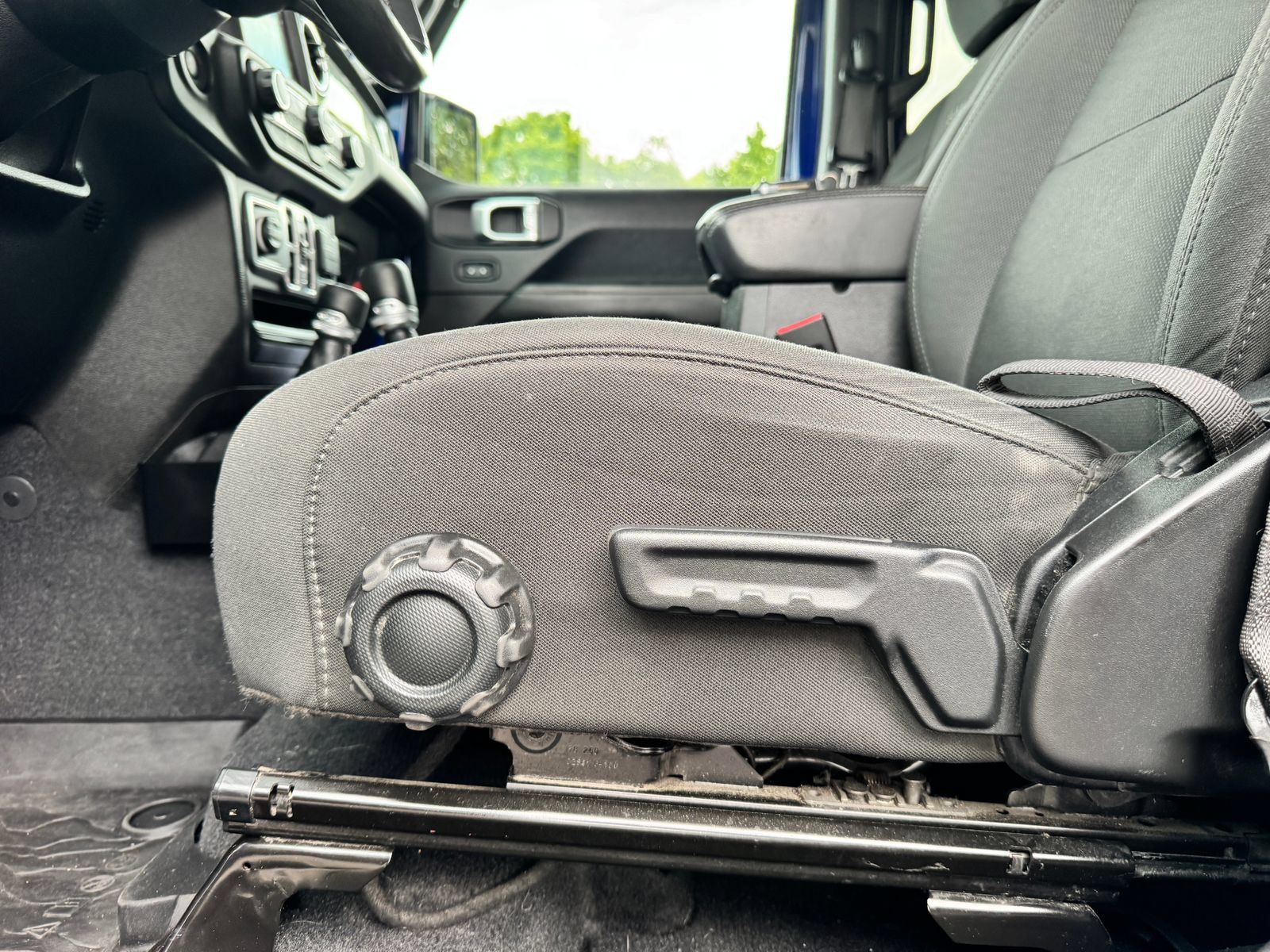 Used 2019 Jeep Wrangler Unlimited Sahara AWD/4WD image 29