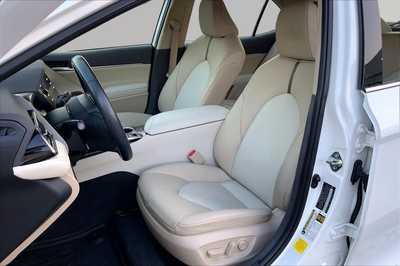 Used 2020 Toyota Camry XLE w/ Sunroof Package FWD image 8