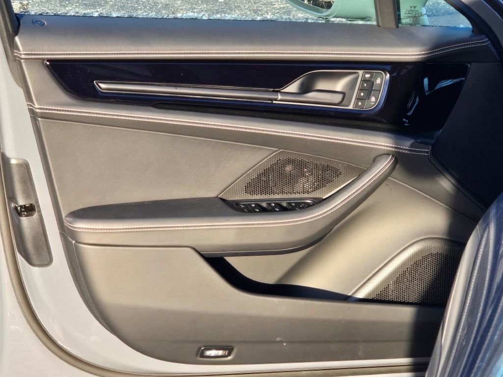 Used 2025 Porsche Panamera 4 image 18