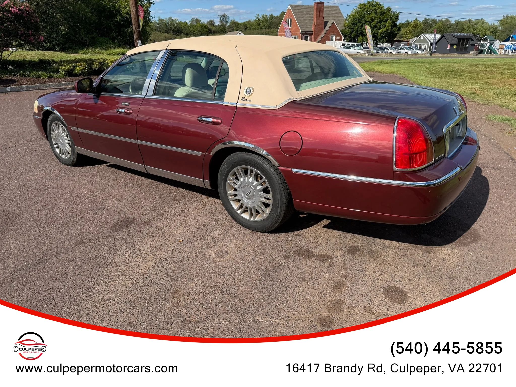 Used 2004 Lincoln Town Car Signature RWD image 3
