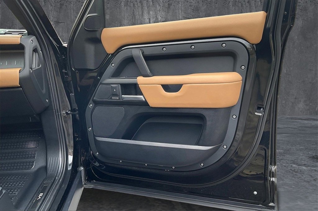 Used 2025 Land Rover Defender 110 V8 image 28