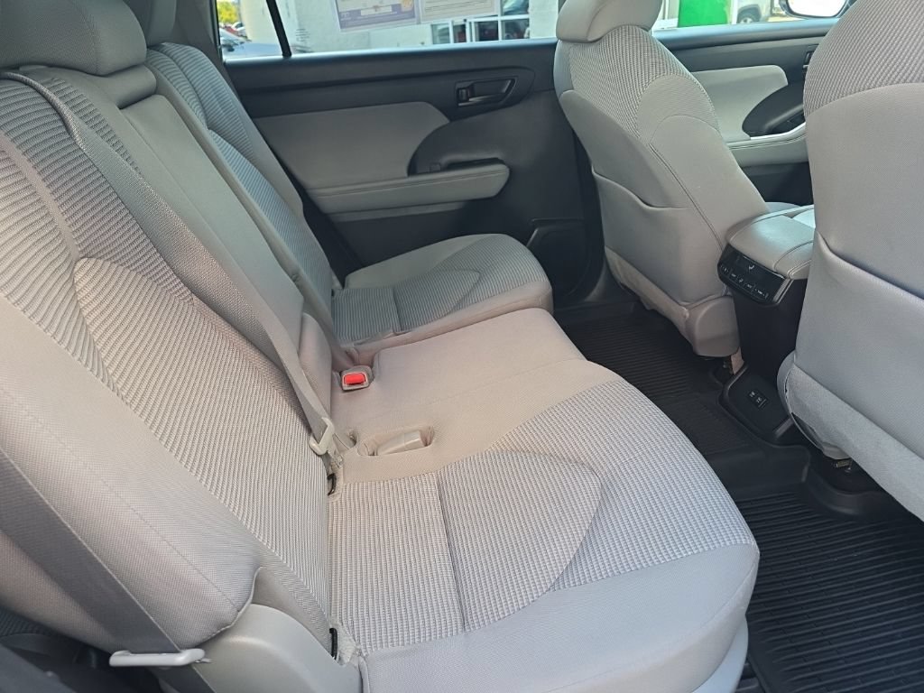 Used 2021 Toyota Highlander LE AWD/4WD image 11