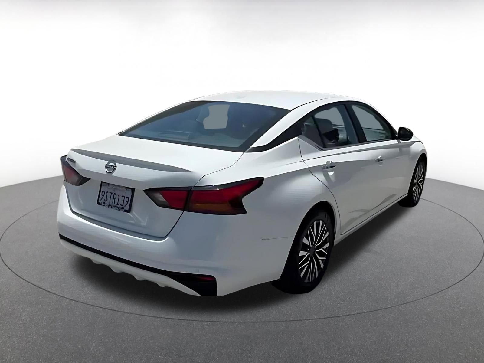 Used 2025 Nissan Altima 2.5 SV FWD image 14