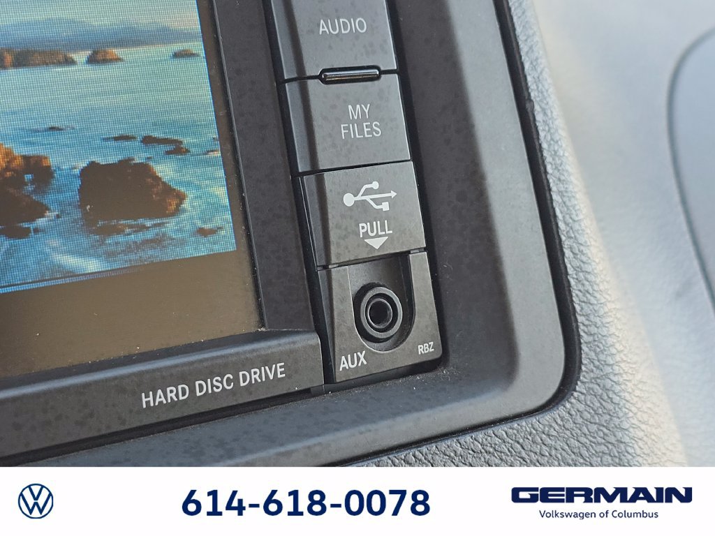 Used 2014 Chrysler Town & Country Touring FWD image 34