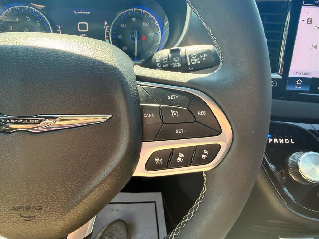 Used 2025 Chrysler Pacifica Select FWD image 15