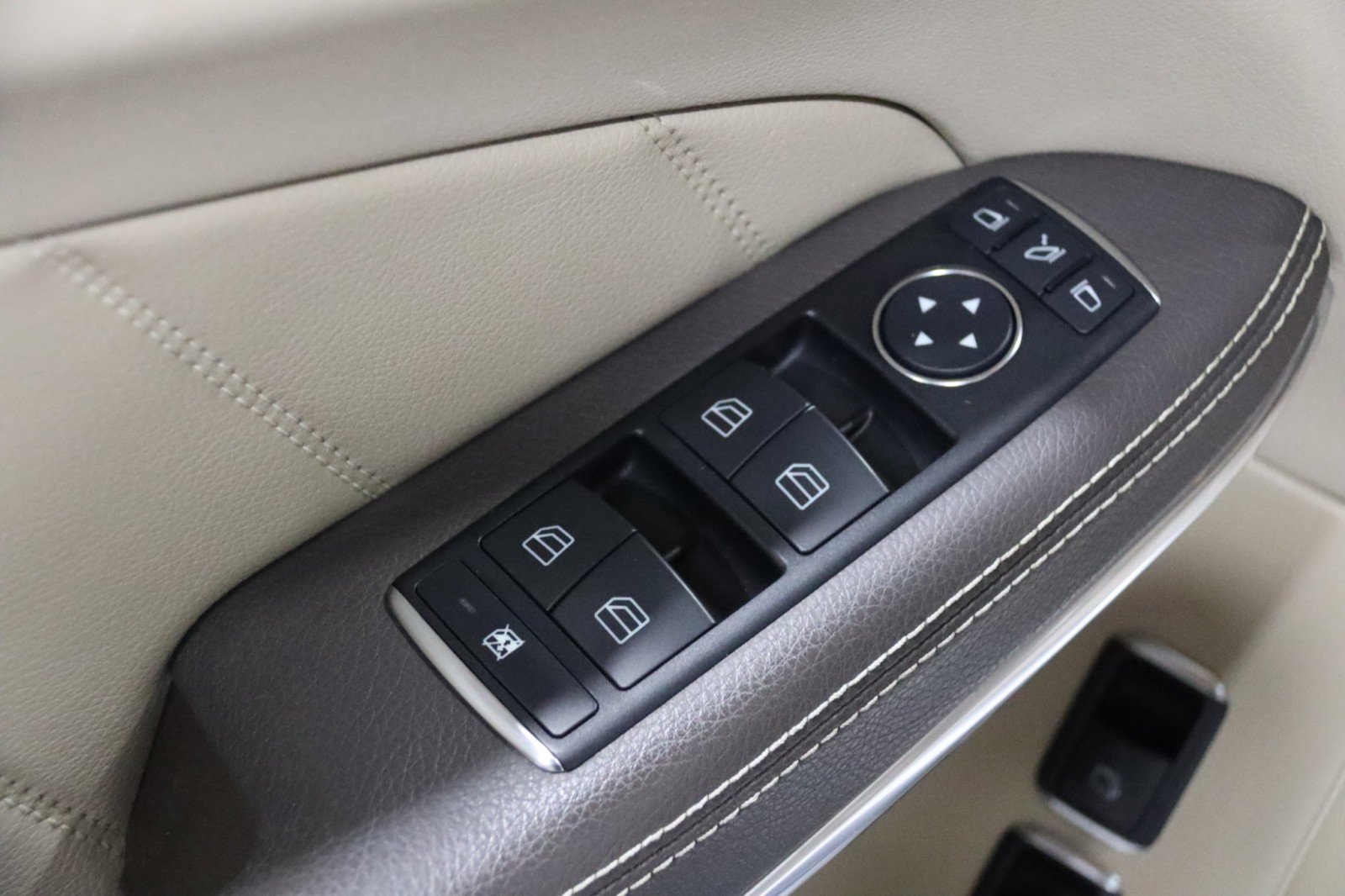 Used 2013 Mercedes-Benz GL 550 4MATIC AMG Sport 4dr Suv image 64