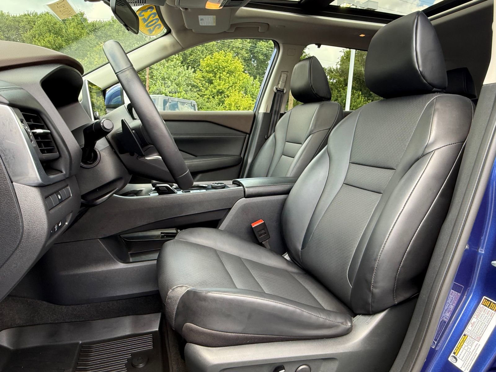 Used 2023 Nissan Rogue SV w/ SV Premium B Package image 11