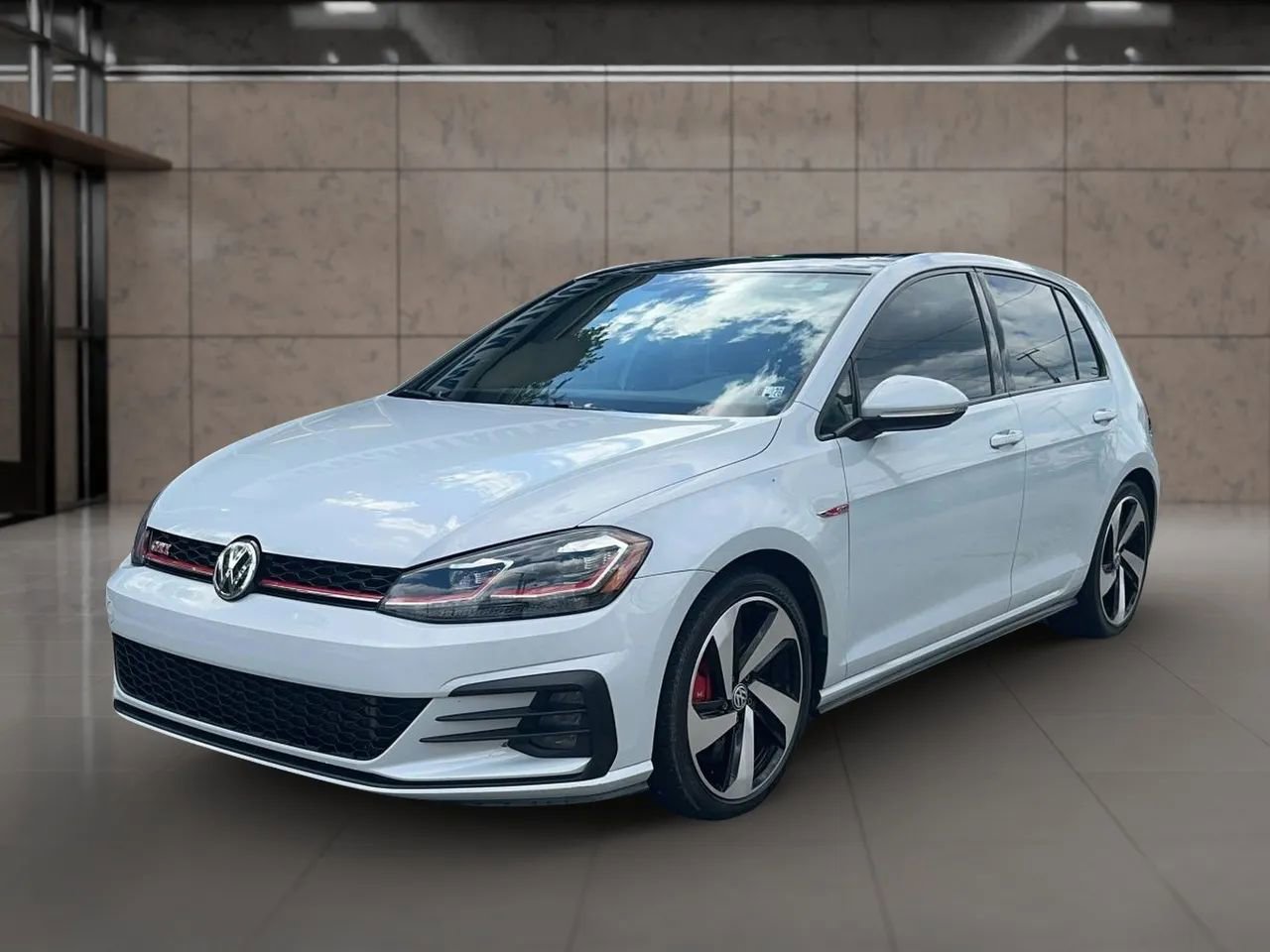 Used 2019 Volkswagen Golf 4-Door FWD image 2