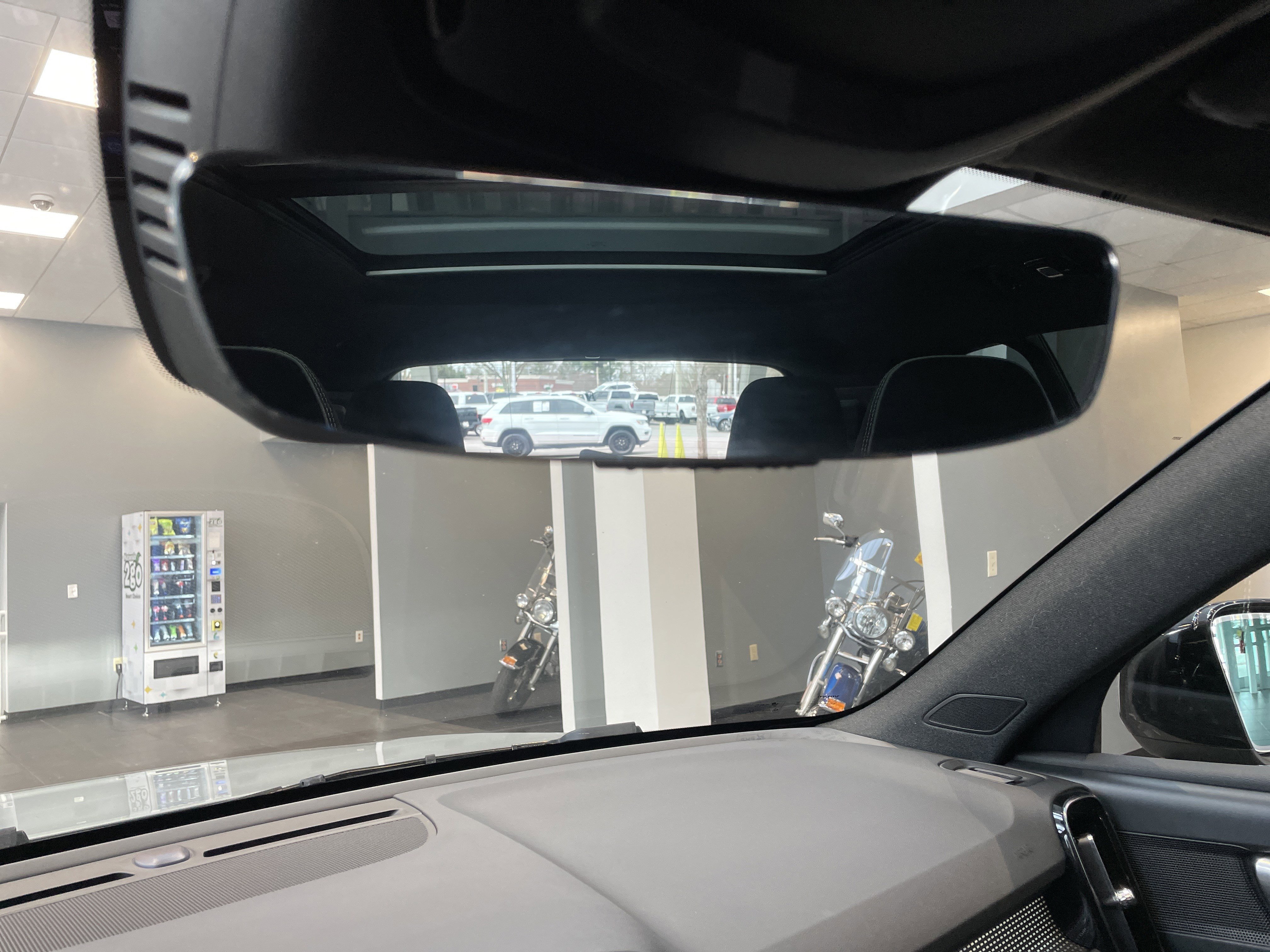 Used 2025 Volvo XC40 B5 Plus image 32