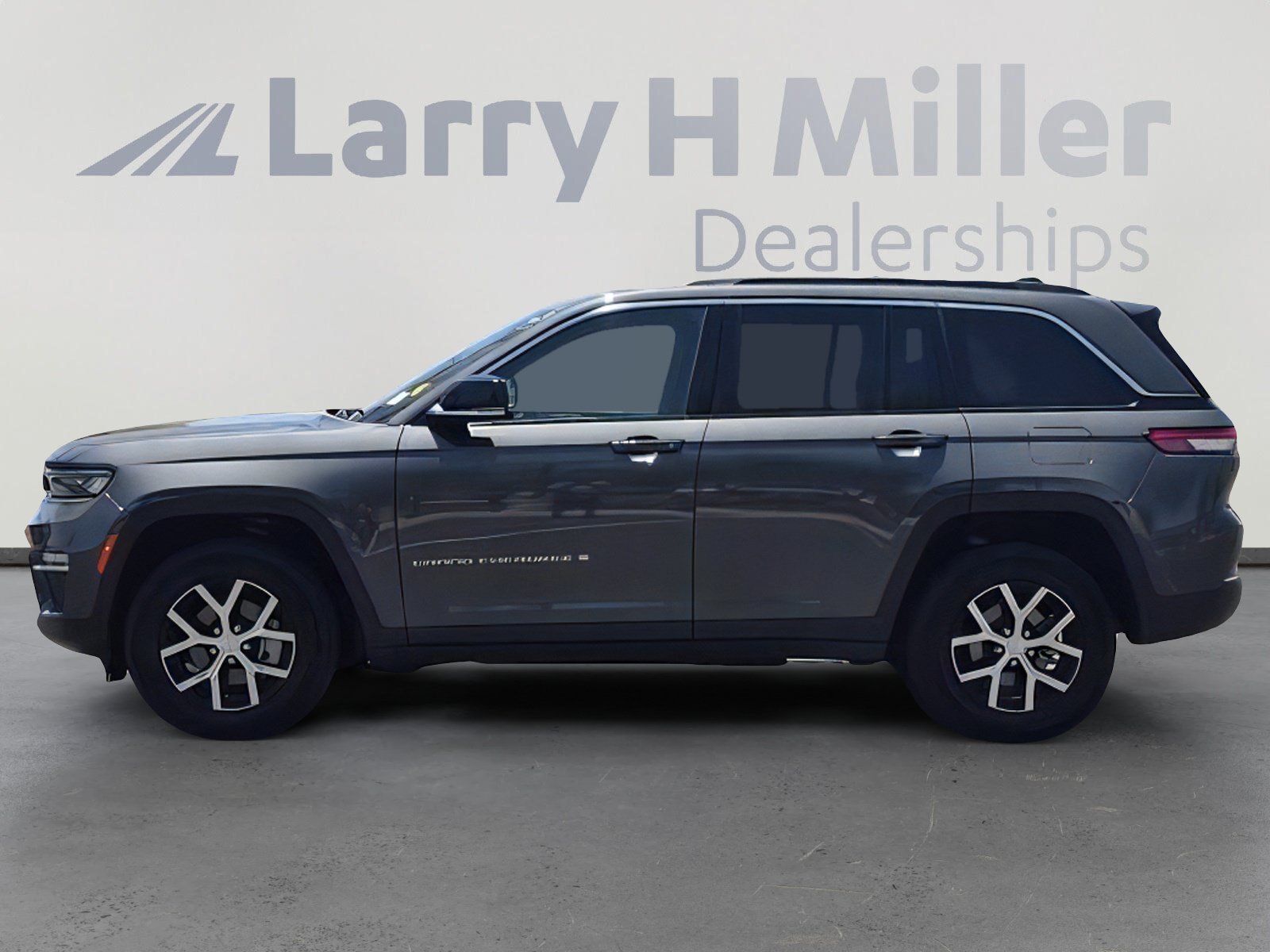 Used 2025 Jeep Grand Cherokee Limited w/ Trailer Tow Package AWD/4WD image 3