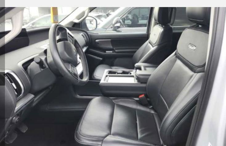 Used 2025 Ford Expedition Platinum AWD/4WD image 2