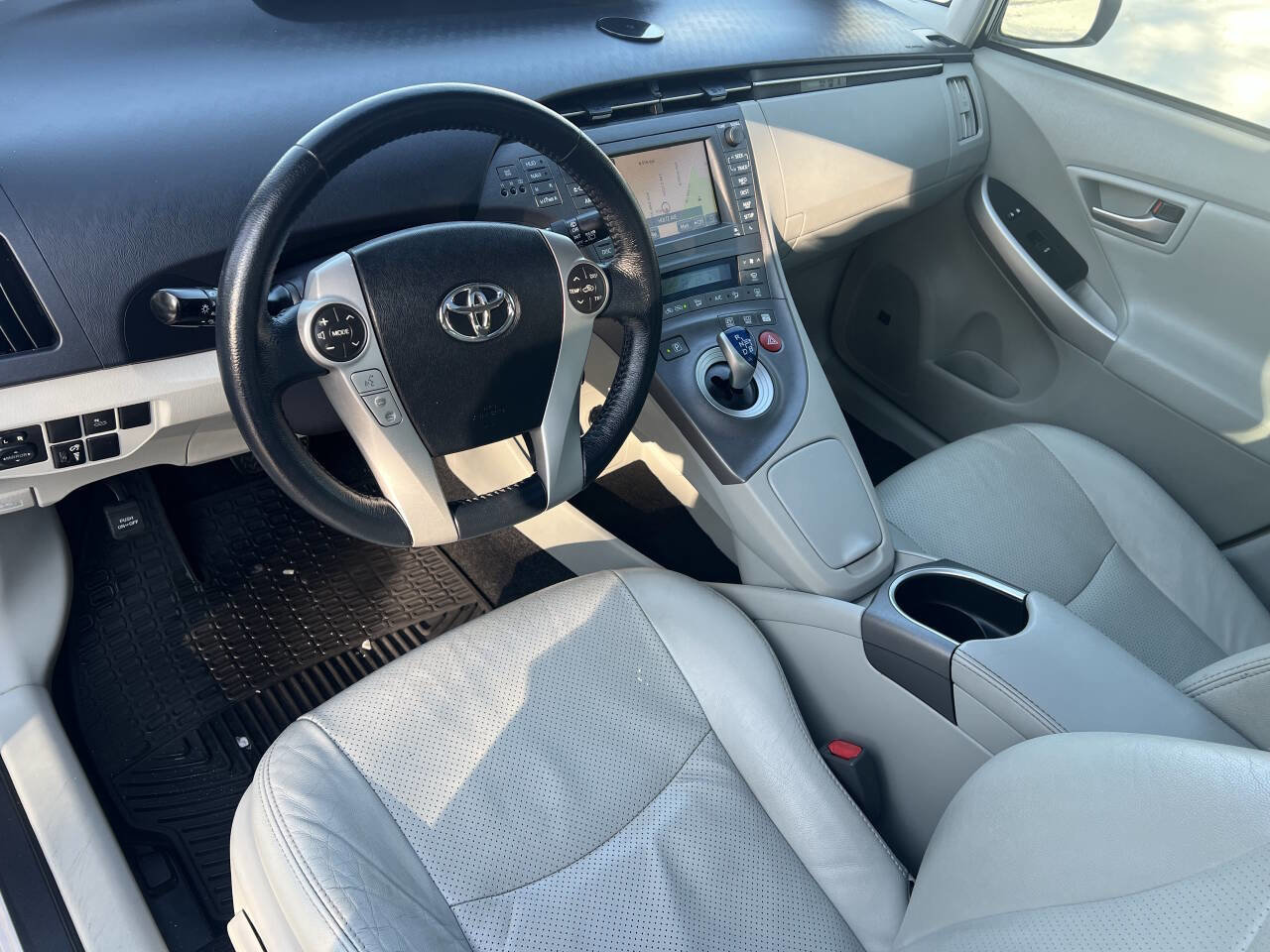 Used 2015 Toyota Prius Four w/ Deluxe Solar Roof Package image 11