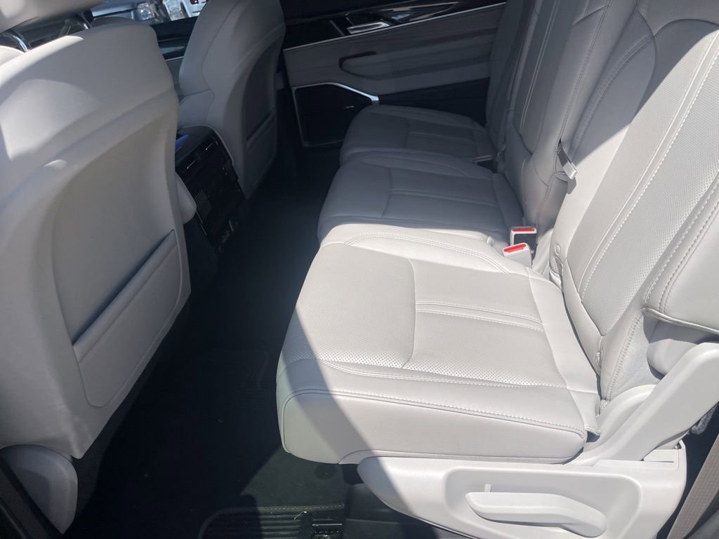 Used 2023 Jeep Wagoneer 4WD w/ Premium Group I image 11