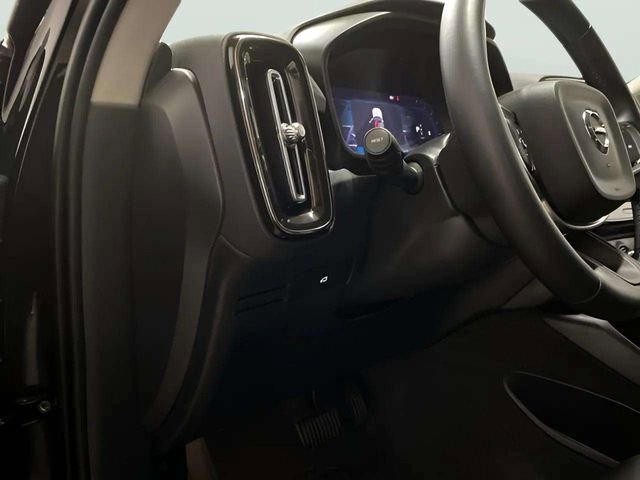 Used 2025 Volvo XC40 B5 Plus image 16