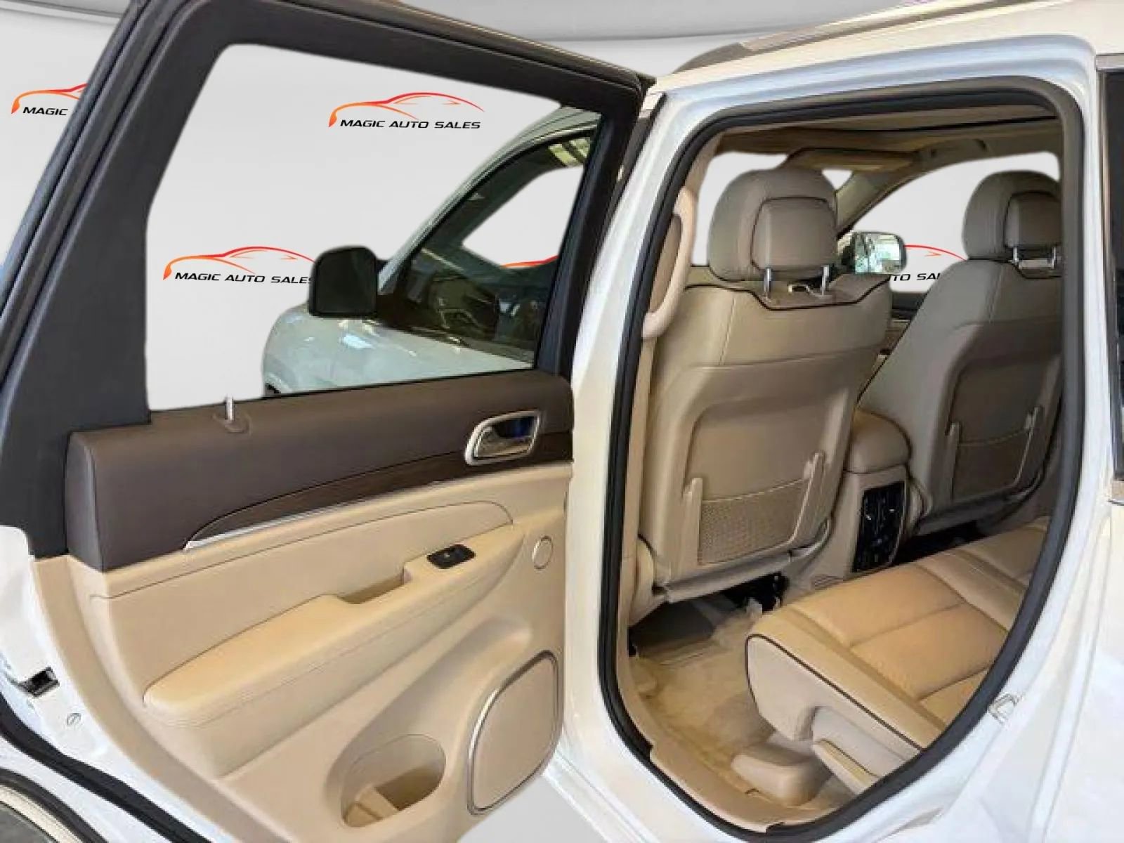 Used 2016 Jeep Grand Cherokee Overland w/ Advanced Technology Group AWD/4WD image 10
