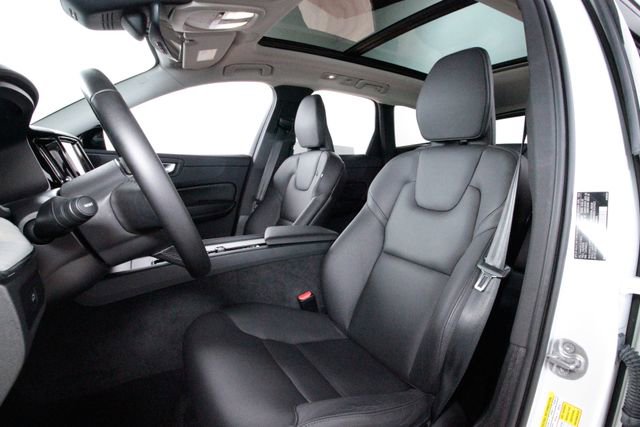 Used 2025 Volvo XC60 B5 Plus image 21