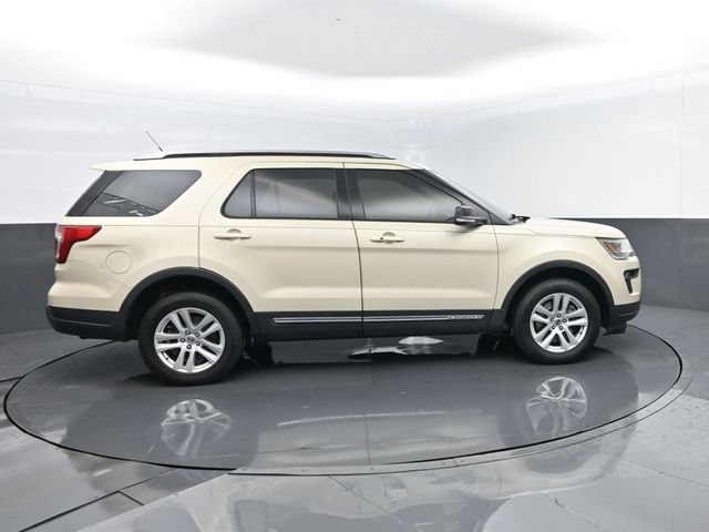 Used 2018 Ford Explorer XLT w/ Equipment Group 202A AWD/4WD image 4