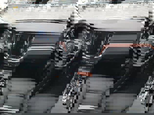 Used 2025 Volvo V60 B5 Cross Country Plus image 3