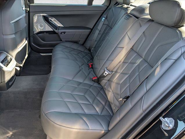 Used 2023 BMW 760i xDrive w/ Executive Package image 21
