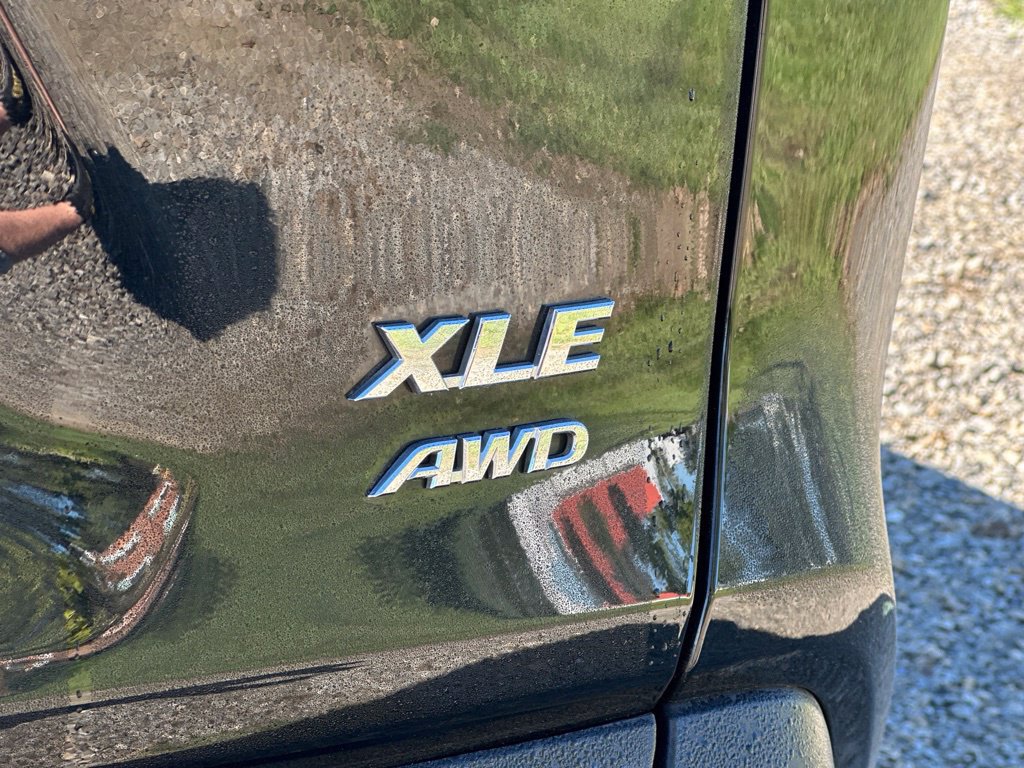 Used 2022 Toyota RAV4 XLE Premium AWD/4WD image 4