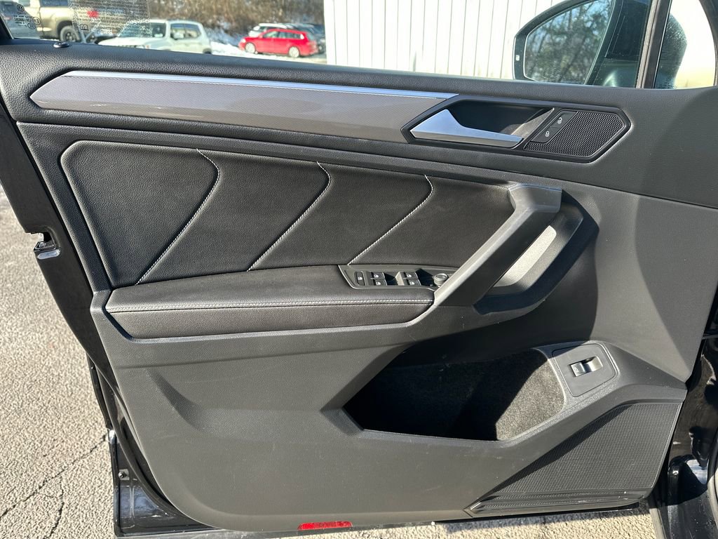 Certified 2022 Volkswagen Tiguan SE R-Line image 5