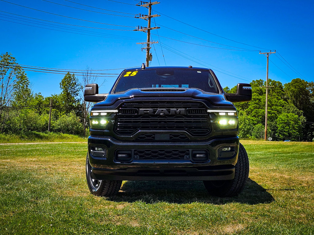 Used 2025 RAM 2500 Laramie AWD/4WD image 10