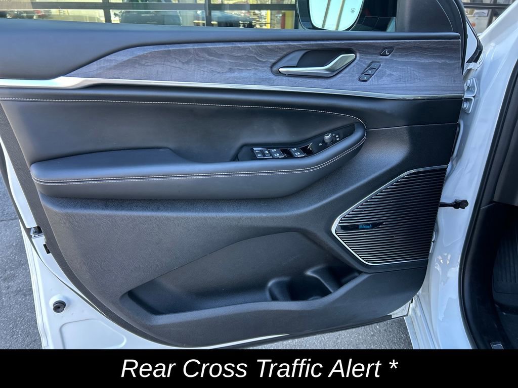Used 2023 Jeep Grand Cherokee Overland w/ Luxury Tech Group IV AWD/4WD image 14