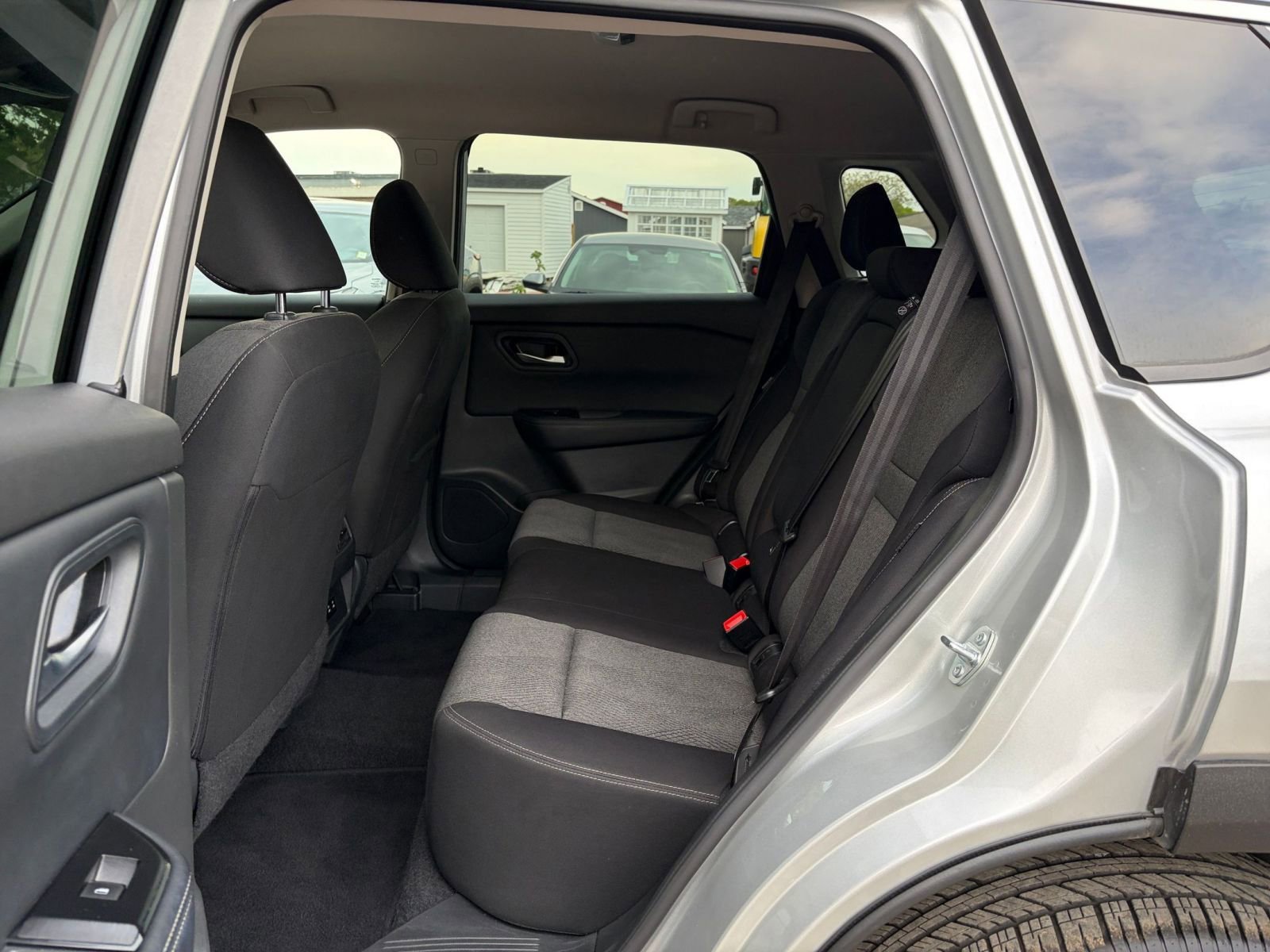 Used 2025 Nissan Rogue SV FWD image 28