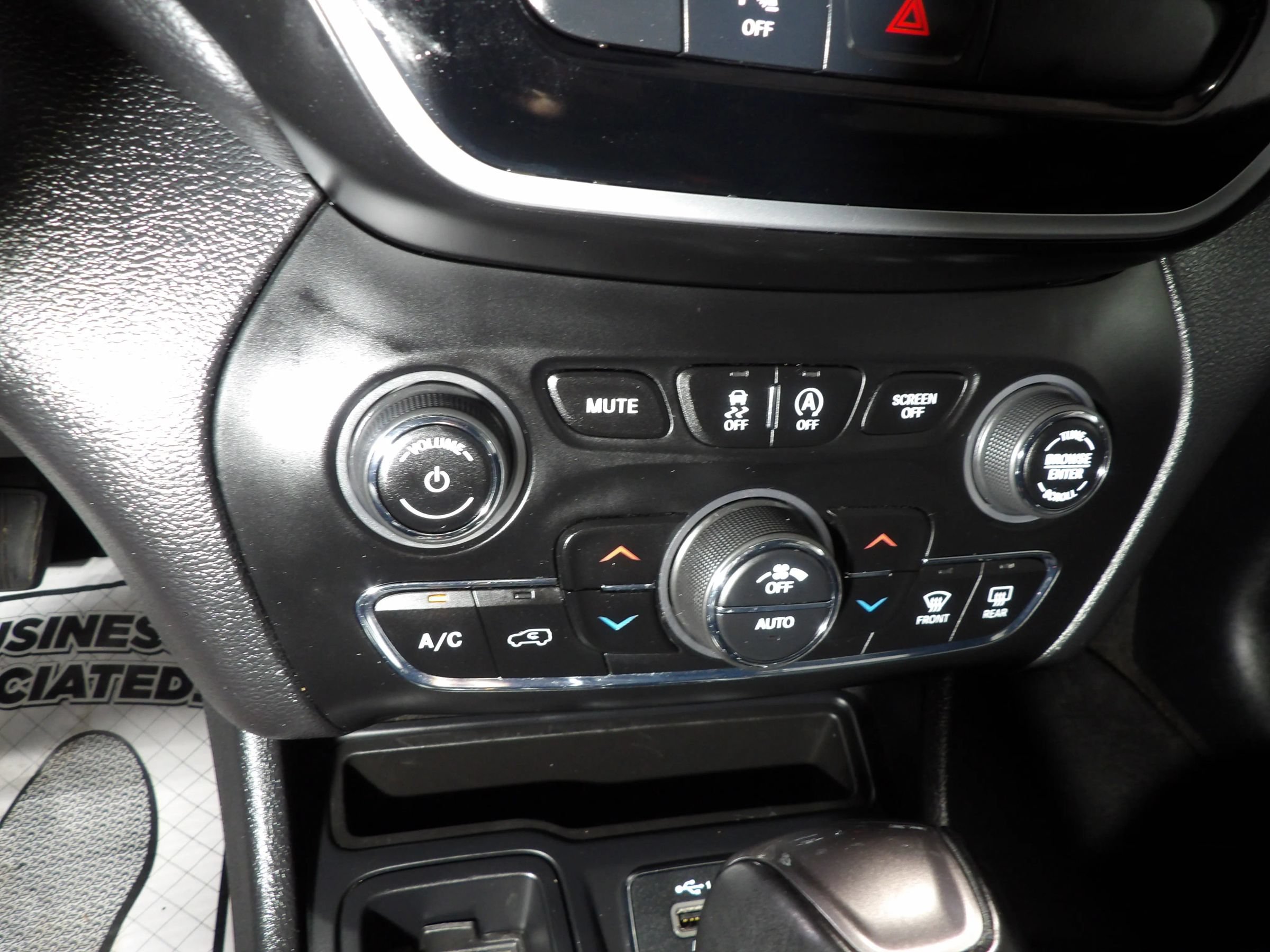 Used 2019 Jeep Cherokee Limited FWD image 14