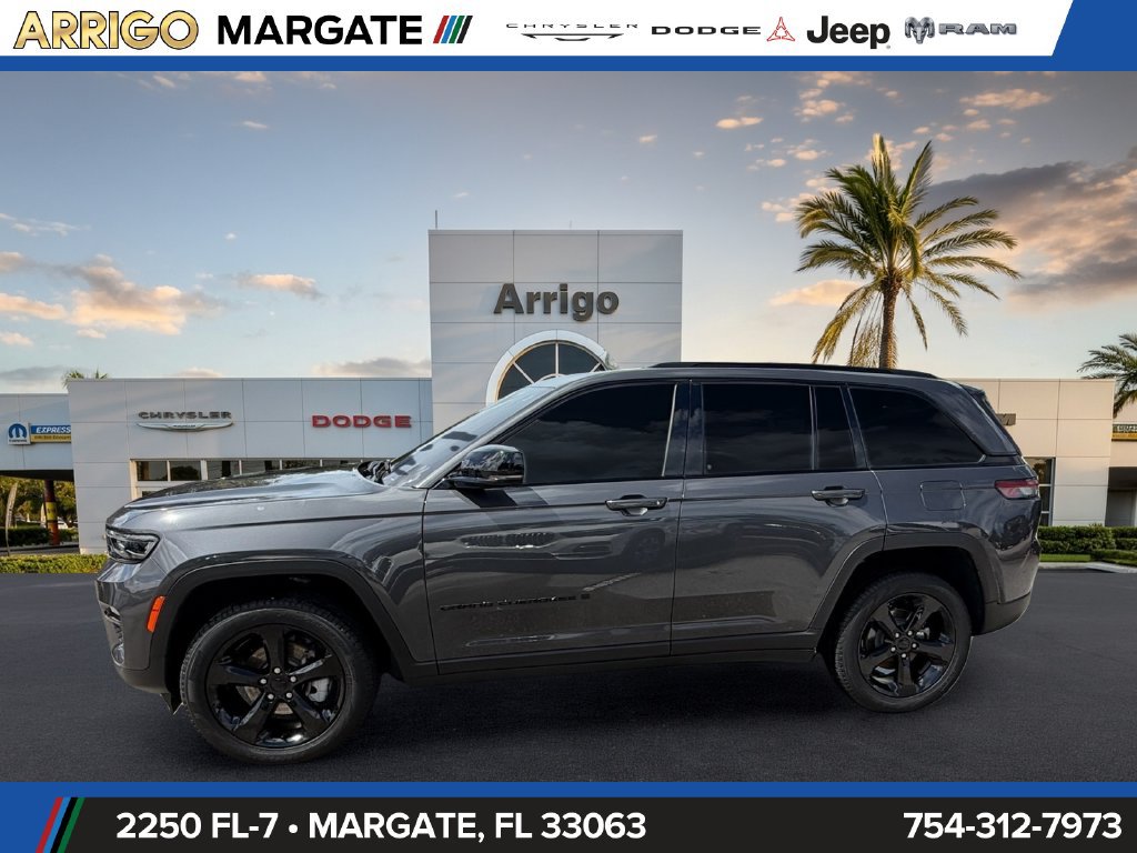 Certified 2025 Jeep Grand Cherokee Limited w/ Black Appearance Package RWD image 4