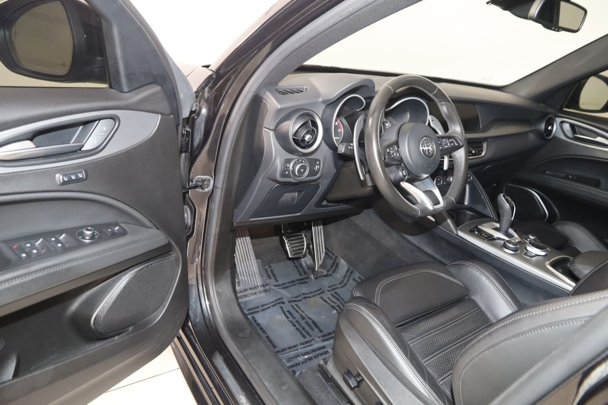 Used 2023 Alfa Romeo Stelvio Veloce AWD/4WD image 45